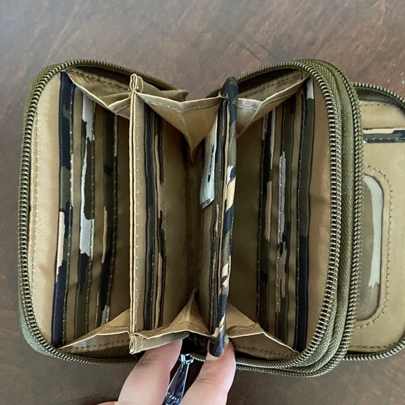 Lug Quilted Camouflage Wallet - Picture 4 of 6